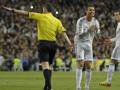 Cristiano Ronaldo si lamenta con l’arbitro durante il Clasico di domenica scorsa. Lapresse
