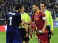 Gigi Buffon e Francesco Totti, qua la mano. Ansa