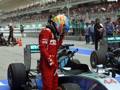 Alonso osserva la Mercedes W05 di Hamilton, dominatrice in malesia. LaPresse