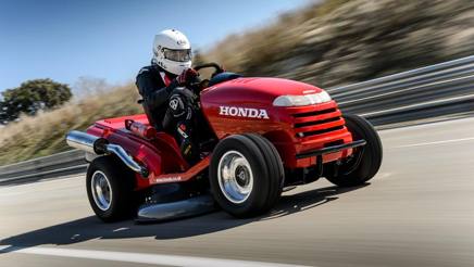 Sul tagliaerba a 200 km/h in pista. E sa anche tosare i ...
