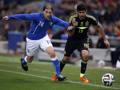 Gabriel Paletta in maglia azzurra contro Diego Costa. Reuters
