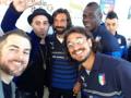 Giuliano Sangiorgi con Pirlo, Balotelli, Osvaldo ed El Shaarawy nel selfie di Daniele Bossari. Twitter