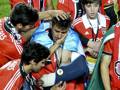 Salvio con il braccio fasciato partecipa sconsolato alla festa del Benfica. Afp