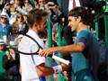 L'abbraccio fra Wawrinka e Federer a Montecarlo. LaPresse