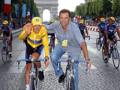Johan Bruyneel (a destra) con Lance Armstrong dopo il quarto trionfo al Tour, nel 2002. Epa