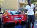 Mario Balotelli con la sua Ferrari