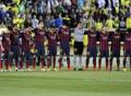 L'abbraccio dei giocatori del Barcellona nel minuto di silenzio dedicato a Vilanova. Reuters