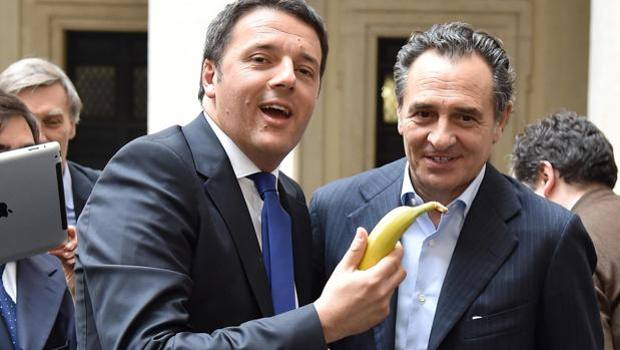Renzi mangia una banana con Prandelli "alla Dani Alves" (FOTO) 34 ef6f3ef3f711a6f8bffe878b3de88f3a 073 kF2H U80538763498eVH 620x349@Gazzetta Web articolo