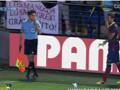 Dani Alves in azione contro il Villarreal. Reuters
