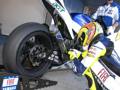 Rossi accovacciato davanti al pneumatico delle sua Yamaha. Milagro 