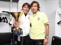 Andrea Pirlo e Antonio Conte col trofeo dello scudetto 2011/2012. LaPresse