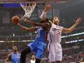 Kevin Durant(a sin.) contro Blake Griffin. Afp