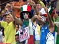 Tifosi italiani colorati in tribuna. Ansa
