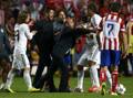 Diego Pablo Simeone cerca lo scontro con Varane. Reuters