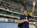 Capitan Zanetti saluta il pubblico del Bentegodi alla sua ultima gara da calciatore. Ansa