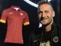 Totti presenta le nuove maglie della Roma per la stagione 2014-15. Ansa