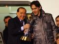 L'allora calciatore, e oggi tecnico del Milan, Filippo Inzaghi nel 2007, con Silvio Berlusconi con la Coppa del Mondo per club. Ansa