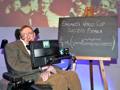 Il fisico Stephen Hawking mostra la sua formula . Lapresse