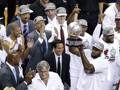 LeBron James solleva il trofeo di campione di Conference. Reuters
