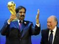 Joseph Blatter con Hamad bin Khalifa Al-Thani, emiro del Qatar all'assegnazione della fase finale del 2022. EPA