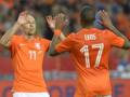 Robben e Lens festeggiano: sono i  marcatori olandesi sul Galles. Ap