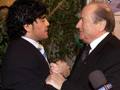 Un faccia a faccia d'altri tempi tra Maradona e Blatter. Reuters