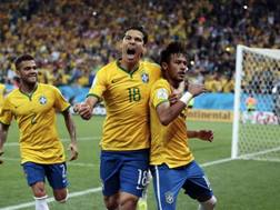 Hernanes festeggia con Neymar dopo il rigore realizzato. LaPresse