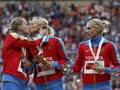 Il bacio sulla bocca tra la Ryzhova (a sinistra) e la Firova sul podio della 4 x 400 ai Mondiali di Mosca. Reuters
