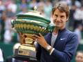 Roger Federer e il settimo trofeo di Halle conquistato. Epa