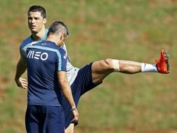 Cristiano Ronaldo e il ginocchio malandato. Reuters