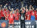 Il Bayern Monaco festeggia il titolo: con la coppa, il coach Svetislav Pesic AP