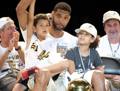 Tim Duncan celebra coi figli la vittoria del titolo. Ansa