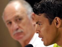 Thiago Silva nella conferenza stampa pre-Cile. Dietro, Felipe Scolari. Reuters