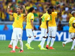 Neymar festeggia: il Brasile  ai quarti. Getty