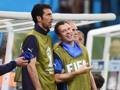 Buffon e Cassano, durante gli allenamenti con la Nazionale in Brasile. Lapresse