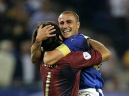 L'abbraccio tra Buffon e Cannavaro durante i Mondiali del 2006. Epa