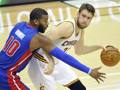 Spencer Hawes spalle a canestro. Reuters