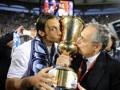Il presidente della Lazio, Claudio Lotito, bacia la coppa Italia vinta contro la Roma due stagioni fa. LaPresse