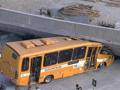 Lo scuolabus rimasto intrappolato sotto il ponte a Belo Horizonte. 