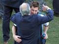 Leo Messi abbraccia il c.t. Sabella