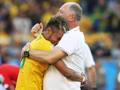 L'abbraccio tra Scolari e Neymar dopo i rigori col CIle. Epa