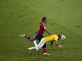 ILa ginocchiata di Zuniga a Neymar. Afp