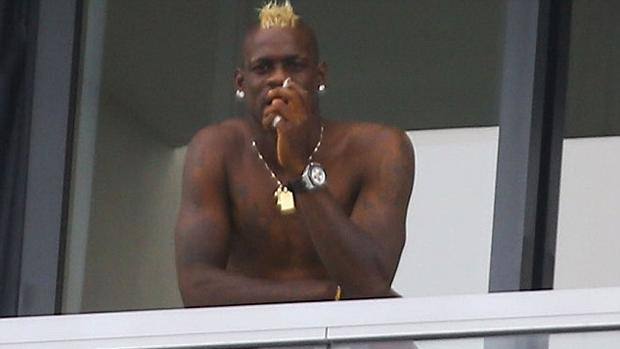 Balotelli é flagrado fumando minutos antes de estreia pelo Brescia