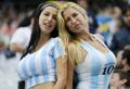 Due procaci tifose argentine pronte per la sfida contro l’Olanda. AP