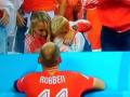 Arjen Robben va a consolare il figlio in lacrime. Twitter
