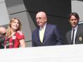 Barbara Berlusconi (in maglia rossonera) con Adriano Galliani e Pippo Inzaghi a Casa Milan. Ansa