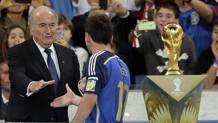 Sepp Blatter stringe la mano a Leo Messi. LaPresse