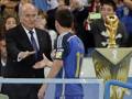 Sepp Blatter stringe la mano a Leo Messi. LaPresse