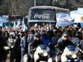 Gli argentini circondano il pullman della Seleccion. Reuters