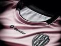 Cesena, presentate le nuove divise. Terza maglia rosa in onore di Marco Pantani 